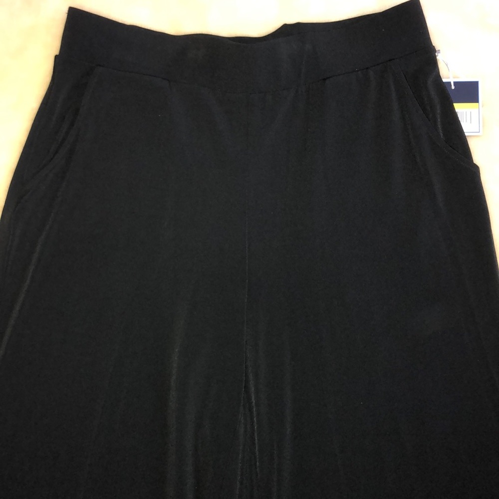 KAARI Capris - Picture 2 of 8